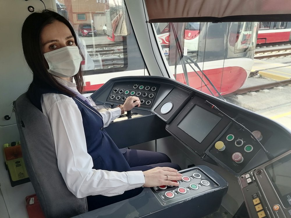Fenalaşıp tramvay raylarına düşen kadın, makinistin dikkati sayesinde kurtuldu