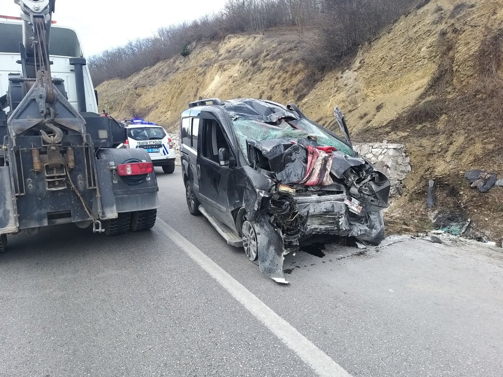 Hafif ticari araç bariyerlere çarpıp şarampole yuvarlandı