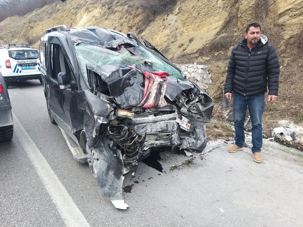 Hafif ticari araç bariyerlere çarpıp şarampole yuvarlandı
