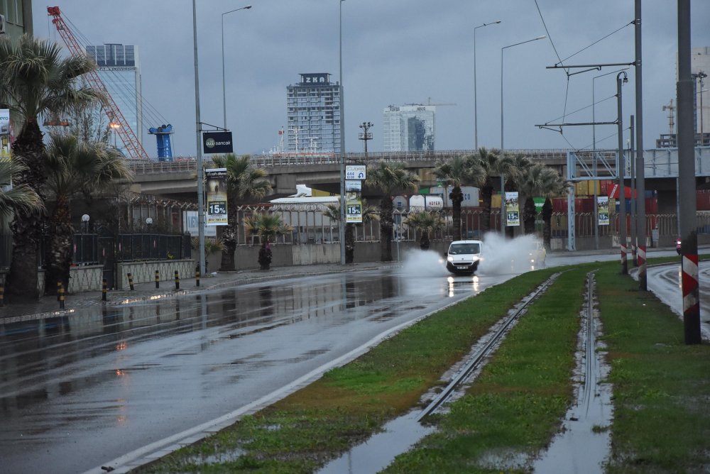 İzmir'de dolu ile karışık sağanakta, cadde ve sokaklar suyla doldu