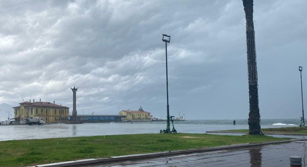 İzmir'de dolu ile karışık sağanakta, cadde ve sokaklar suyla doldu