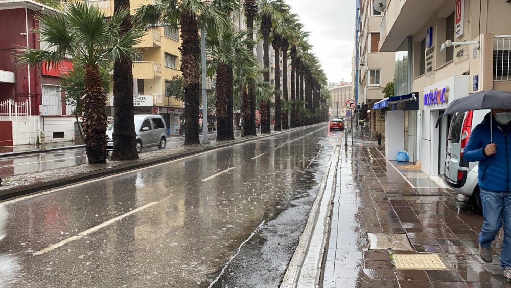 İzmir'de dolu ile karışık sağanakta, cadde ve sokaklar suyla doldu