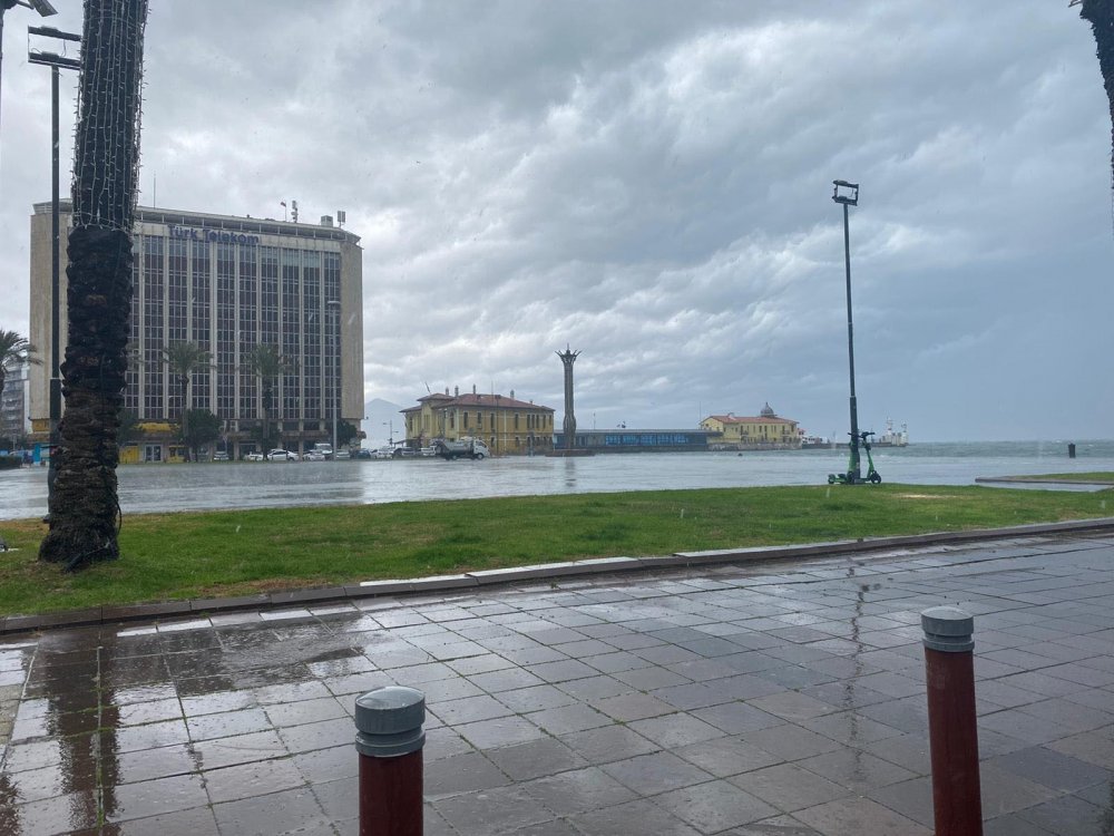 İzmir'de dolu ile karışık sağanakta, cadde ve sokaklar suyla doldu