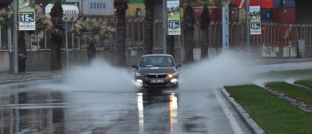 İzmir'de dolu ile karışık sağanakta, cadde ve sokaklar suyla doldu