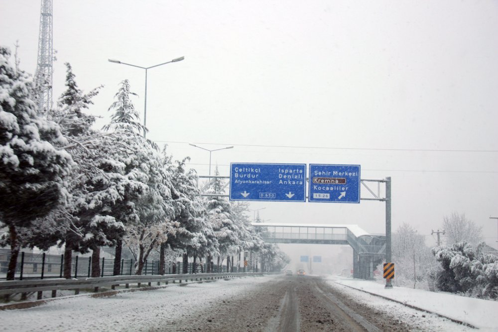 Kar, Burdur'da ulaşımı olumsuz etkiledi
