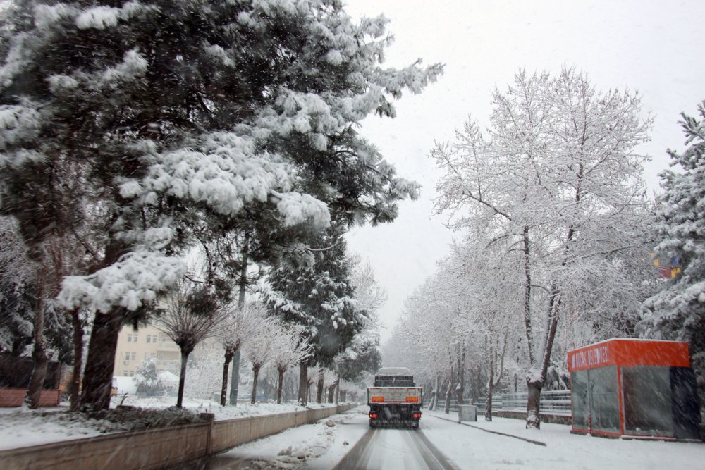 Kar, Burdur'da ulaşımı olumsuz etkiledi