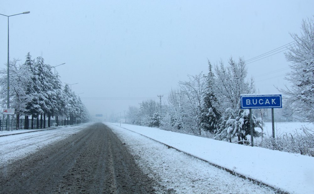 Kar, Burdur'da ulaşımı olumsuz etkiledi