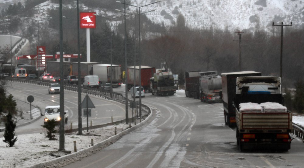 Kar, Burdur'da ulaşımı olumsuz etkiledi