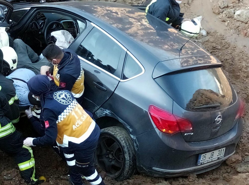 Otomobil, sağından geçtiği TIR'a çarpıp temel çukuruna uçtu