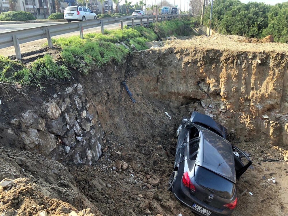 Otomobil, sağından geçtiği TIR'a çarpıp temel çukuruna uçtu