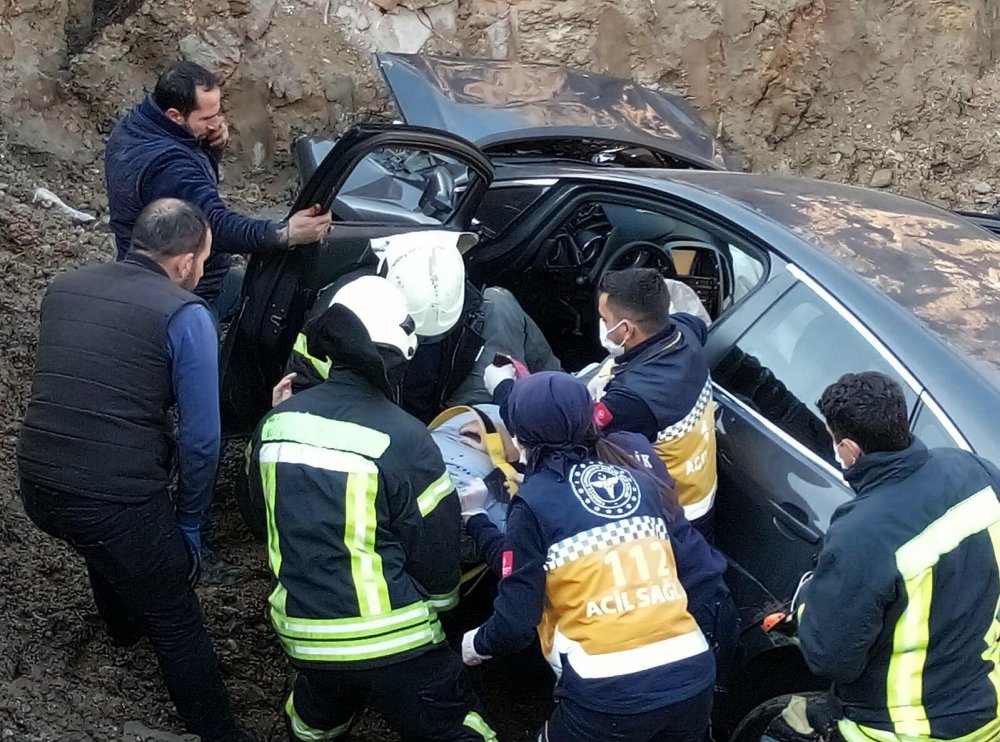 Otomobil, sağından geçtiği TIR'a çarpıp temel çukuruna uçtu