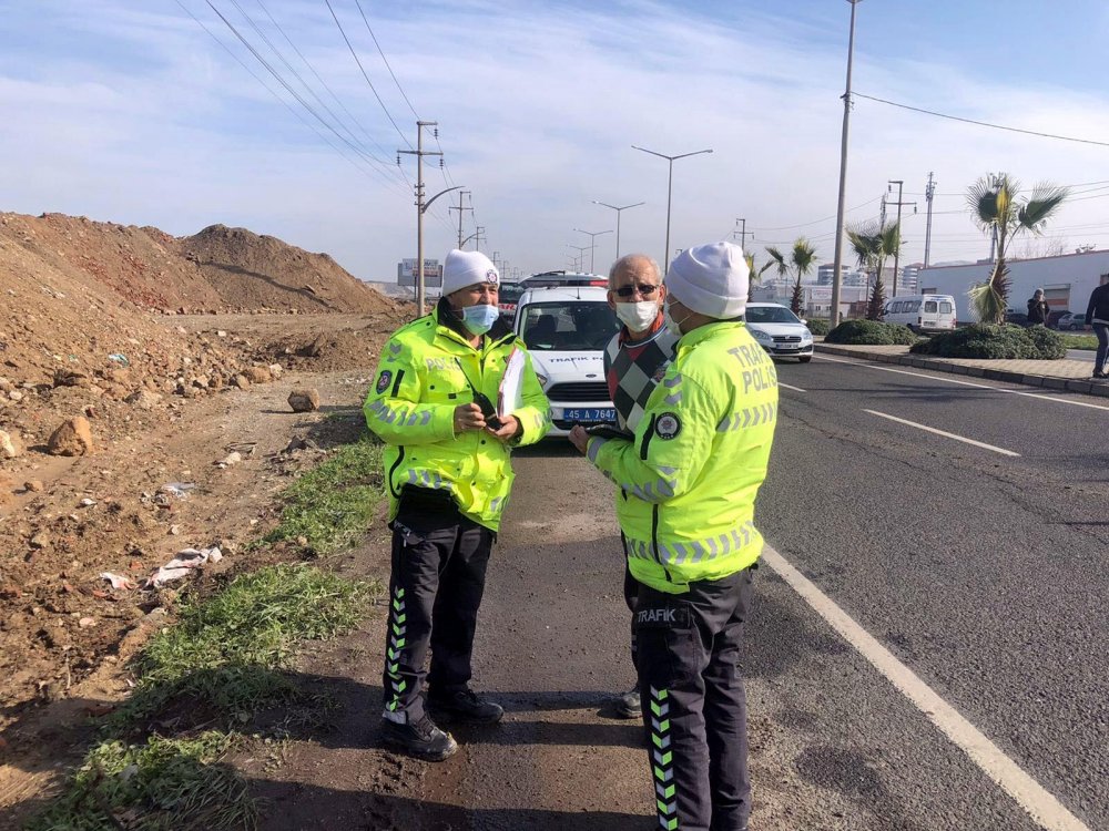 Otomobil, sağından geçtiği TIR'a çarpıp temel çukuruna uçtu