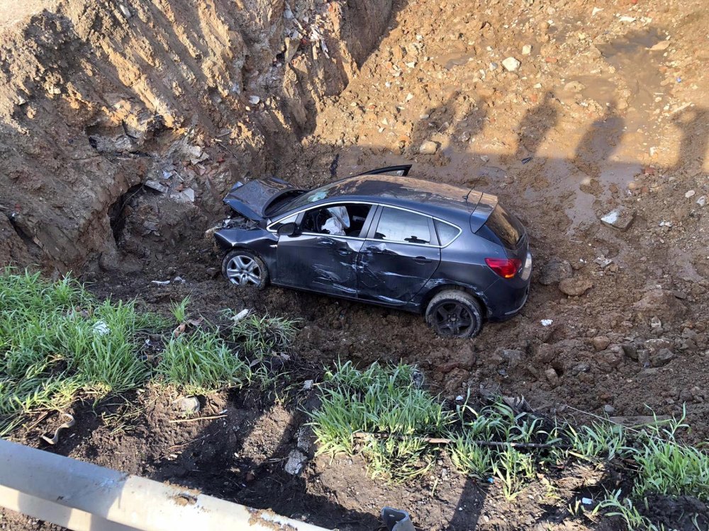 Otomobil, sağından geçtiği TIR'a çarpıp temel çukuruna uçtu