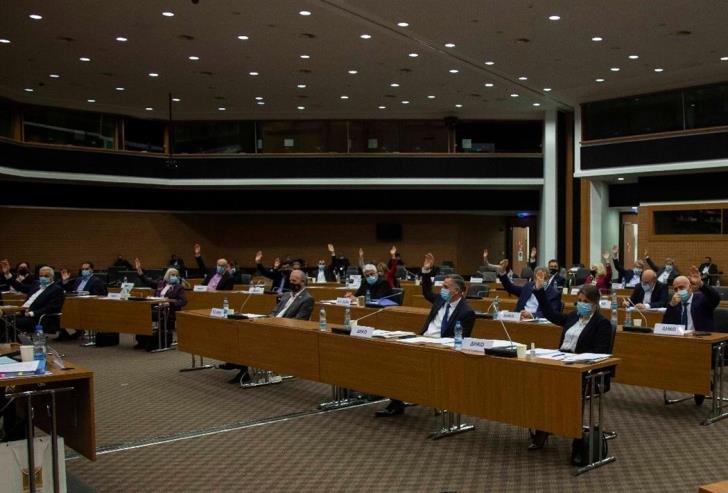 Rum Meclisi'nin yayınladığı 4 bin 500 kişilik yolsuzluk listesi ülkeyi karıştırdı