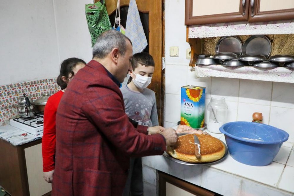 Vali Sonel, traktör sürüp, kuzinede ekmek pişirdi