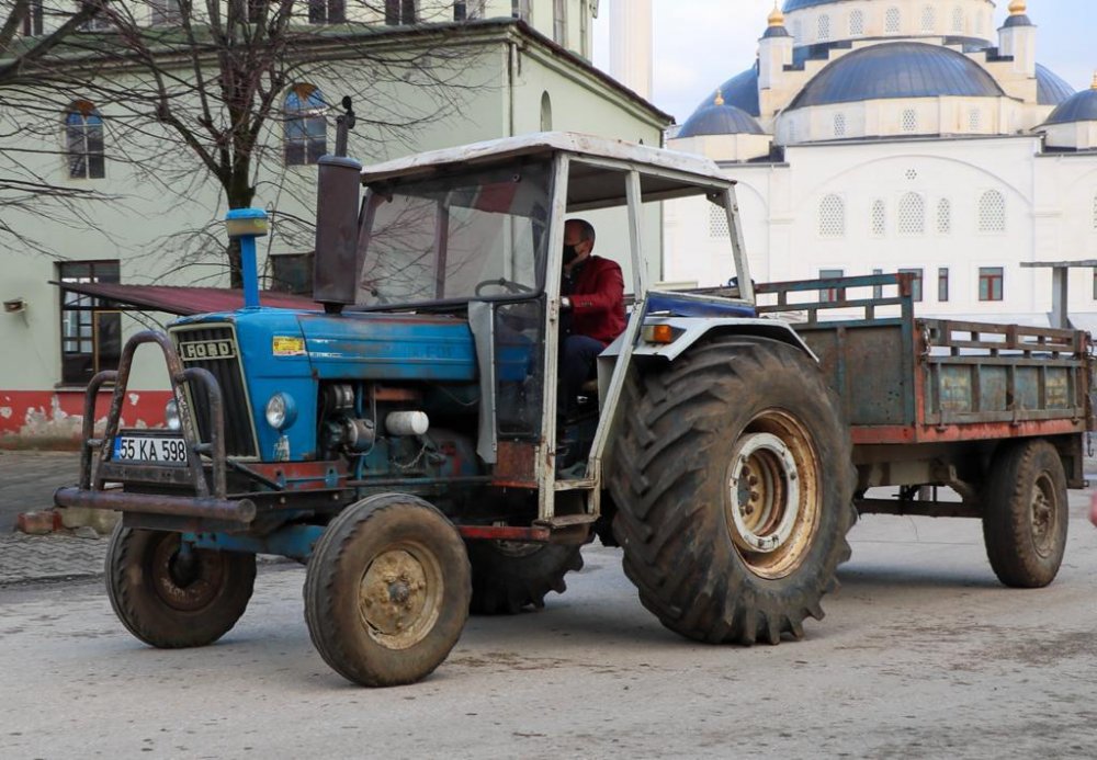 Vali Sonel, traktör sürüp, kuzinede ekmek pişirdi