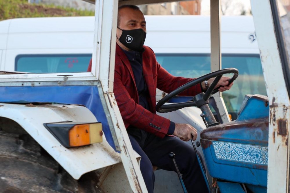 Vali Sonel, traktör sürüp, kuzinede ekmek pişirdi