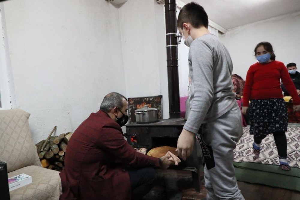 Vali Sonel, traktör sürüp, kuzinede ekmek pişirdi