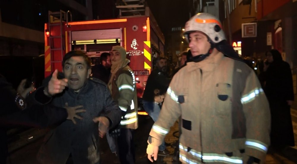 Yangını bırakıp gazeteciye saldırdılar