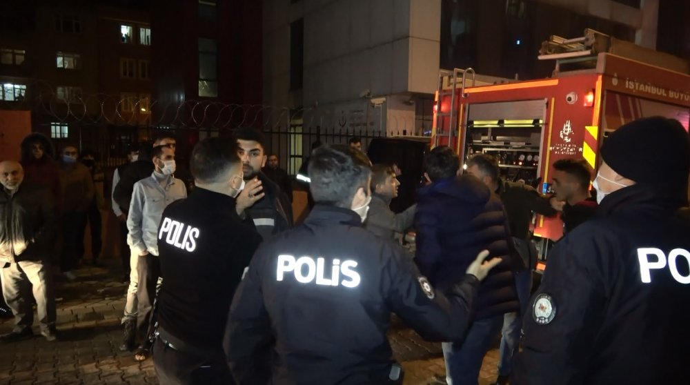 Yangını bırakıp gazeteciye saldırdılar