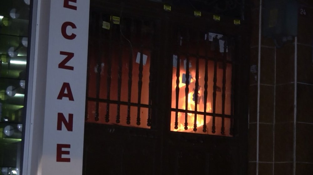 Yangını bırakıp gazeteciye saldırdılar