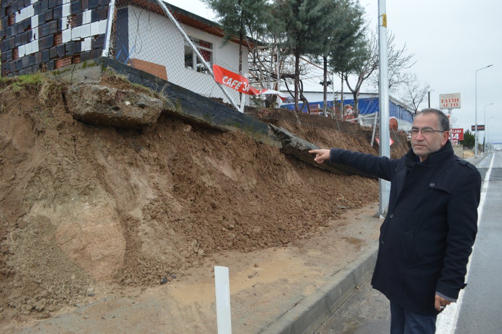 Adıyaman'da yağış istinat duvarını yıktı