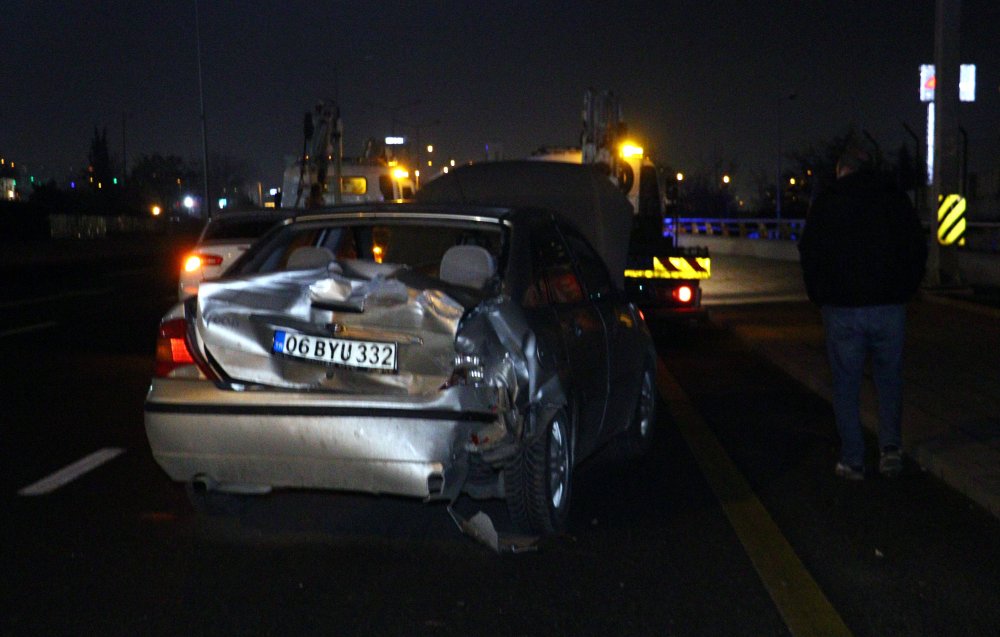 Ankara'da otomobil yolcu alan taksiye çarptı: 1 ölü, 3 yaralı