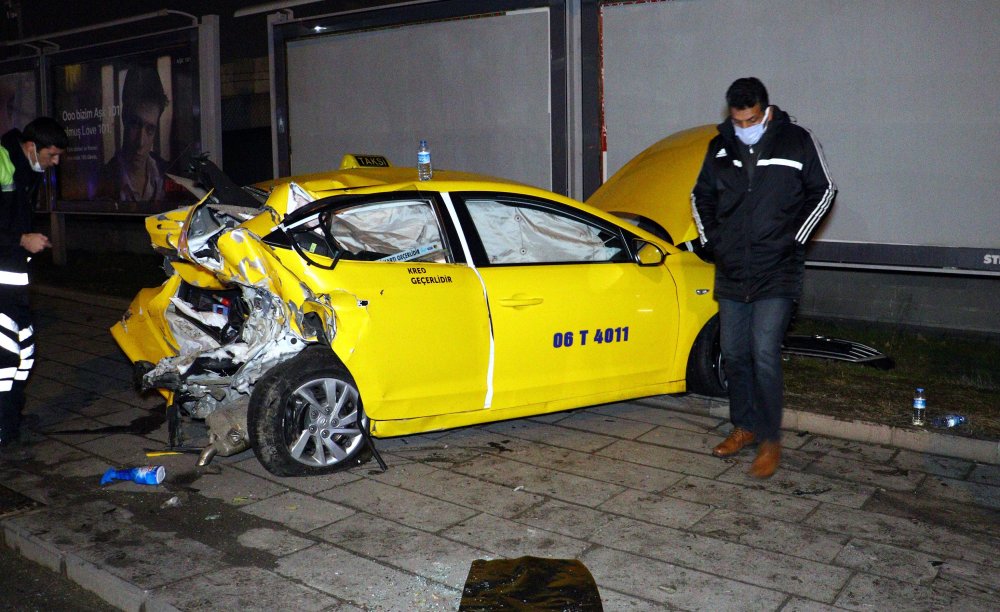 Ankara'da otomobil yolcu alan taksiye çarptı: 1 ölü, 3 yaralı