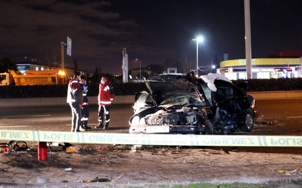Ankara'da otomobil yolcu alan taksiye çarptı: 1 ölü, 3 yaralı