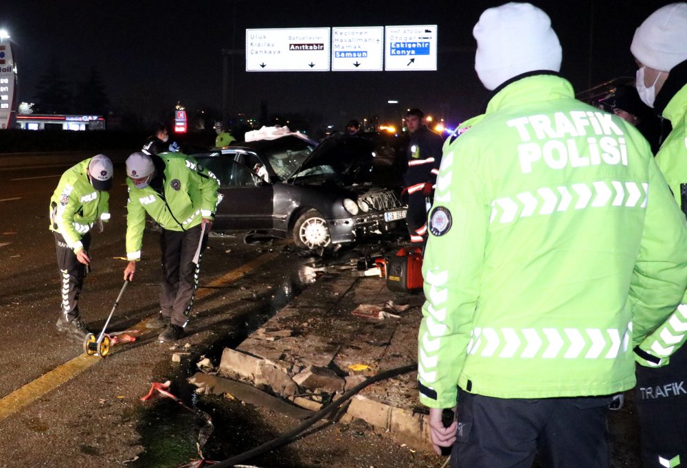 Ankara'da otomobil yolcu alan taksiye çarptı: 1 ölü, 3 yaralı