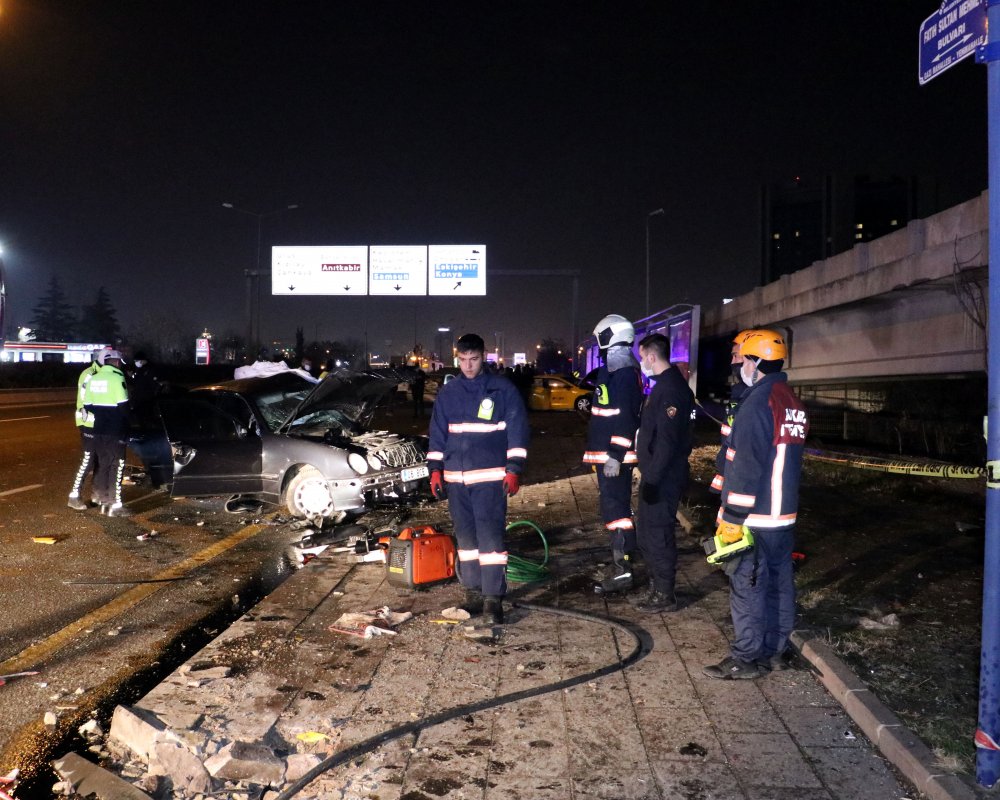 Ankara'da otomobil yolcu alan taksiye çarptı: 1 ölü, 3 yaralı