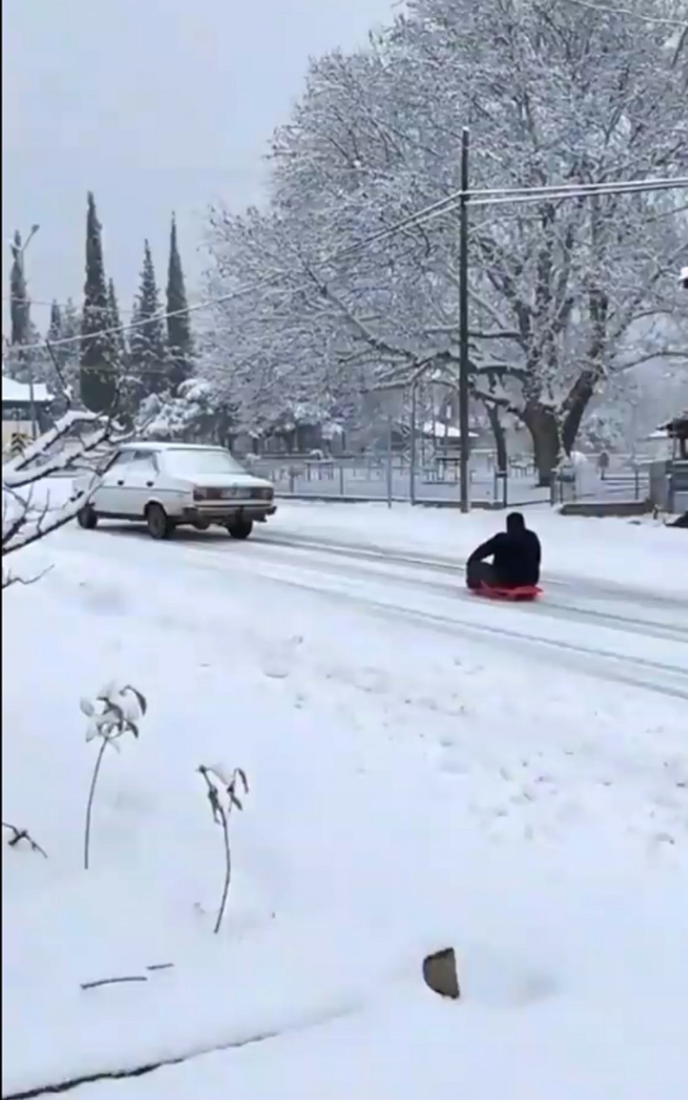 Antalya'da tehlikeli kızak eğlencesi kamerada