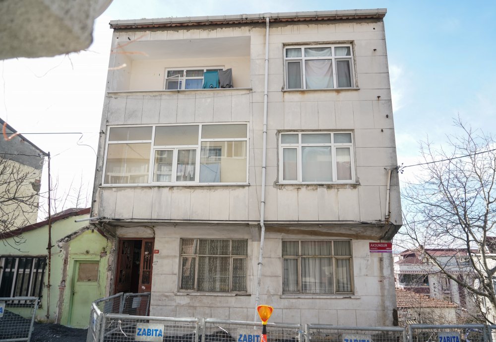 Arnavutköy'de kaldırım çöktü,  bodrum kat ile bitişiğindeki ev tahliye edildi