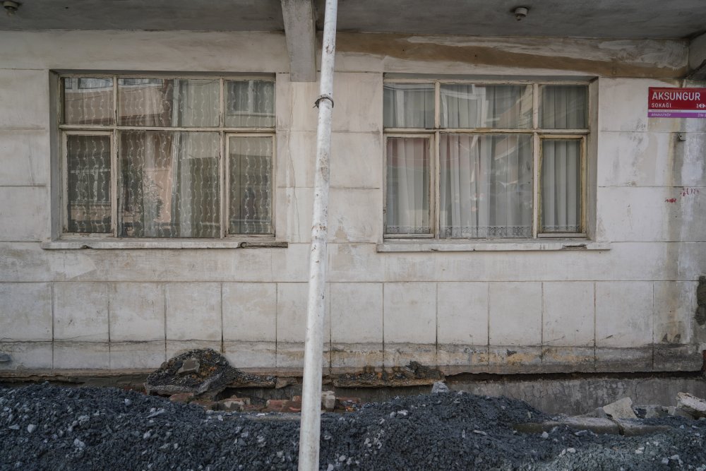 Arnavutköy'de kaldırım çöktü,  bodrum kat ile bitişiğindeki ev tahliye edildi