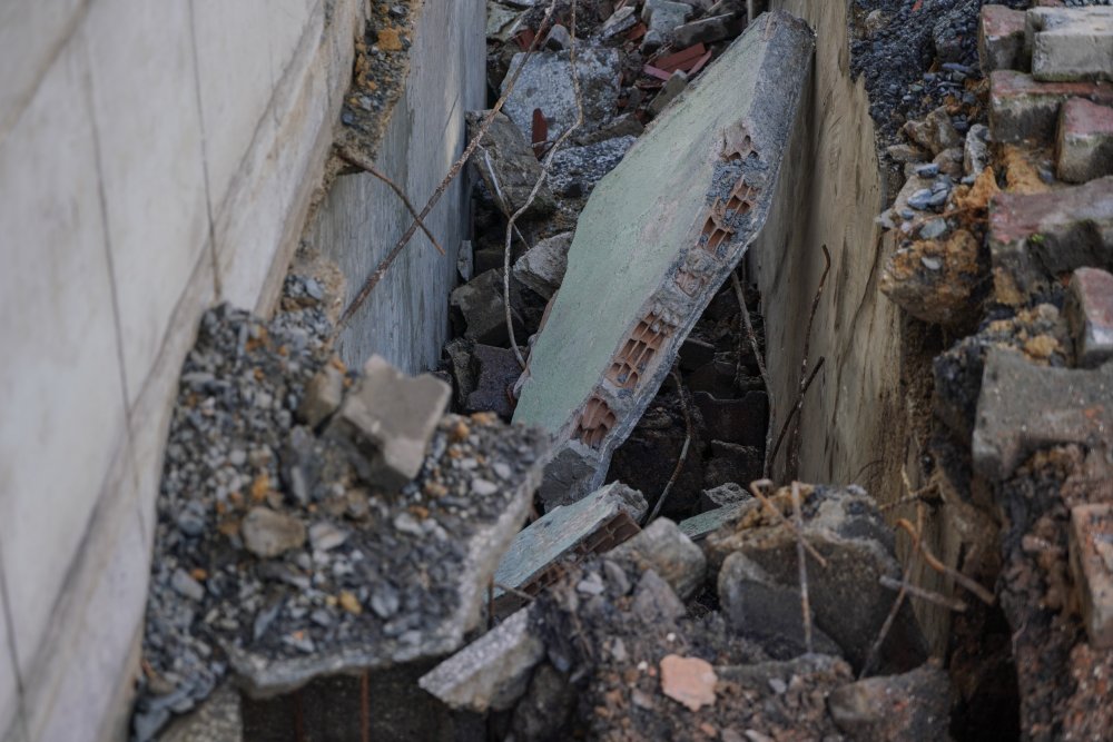Arnavutköy'de kaldırım çöktü,  bodrum kat ile bitişiğindeki ev tahliye edildi