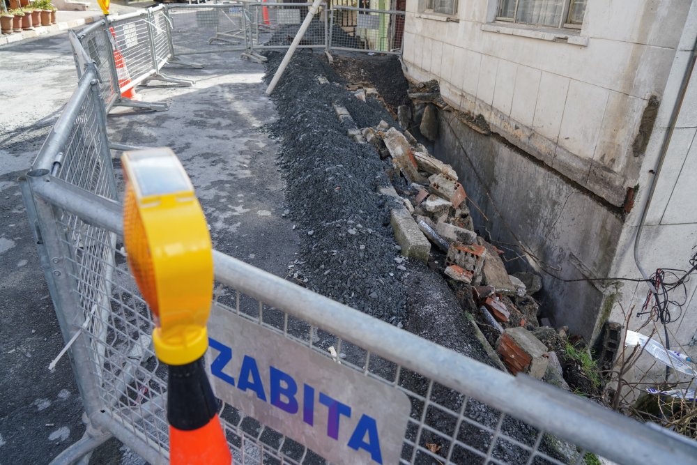 Arnavutköy'de kaldırım çöktü,  bodrum kat ile bitişiğindeki ev tahliye edildi