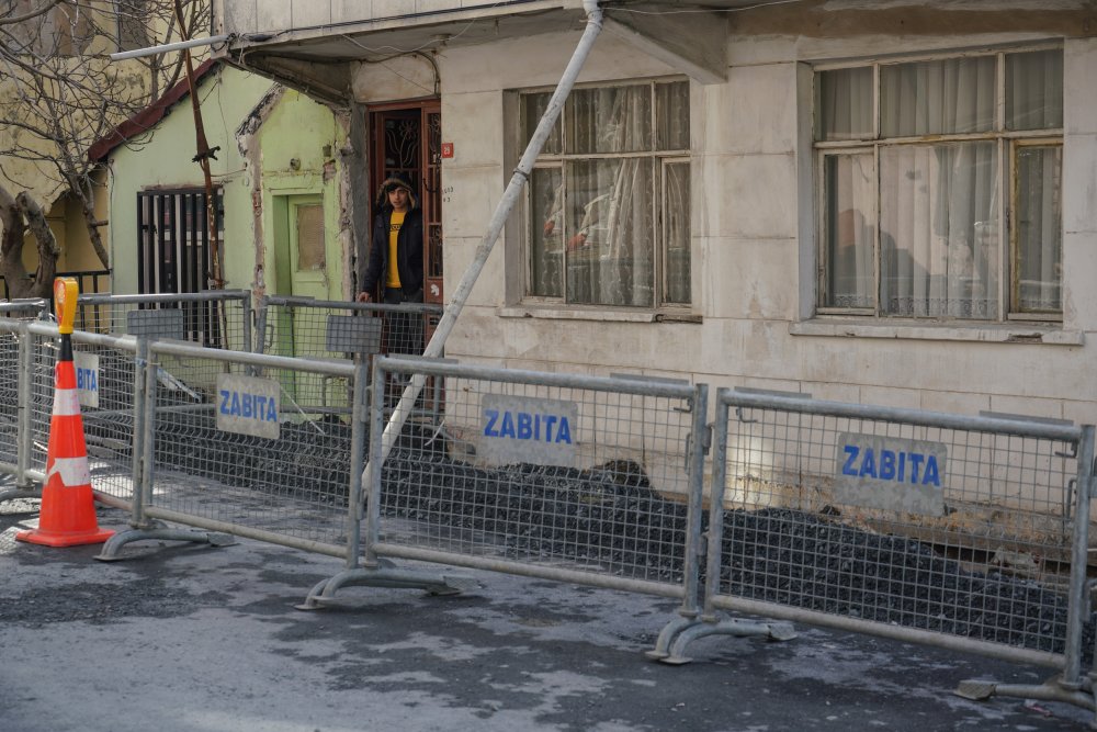 Arnavutköy'de kaldırım çöktü,  bodrum kat ile bitişiğindeki ev tahliye edildi