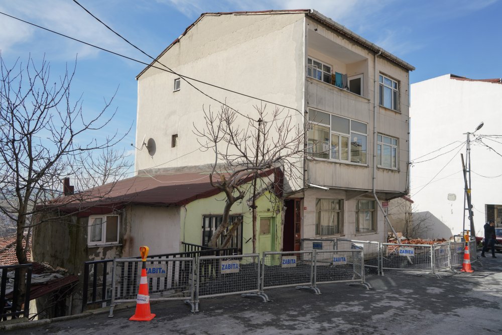 Arnavutköy'de kaldırım çöktü,  bodrum kat ile bitişiğindeki ev tahliye edildi