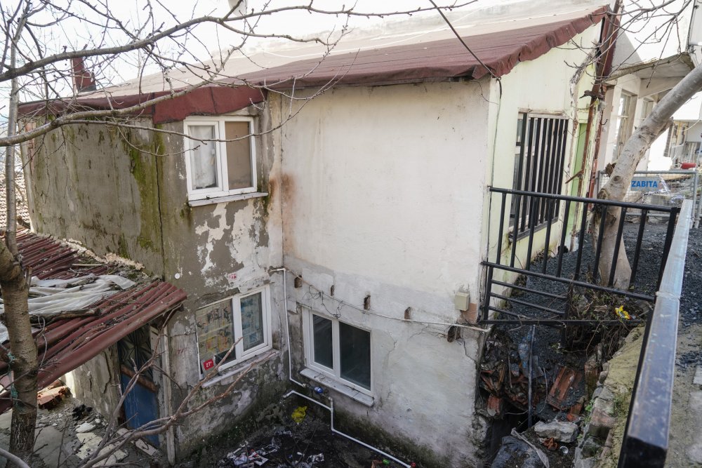 Arnavutköy'de kaldırım çöktü,  bodrum kat ile bitişiğindeki ev tahliye edildi