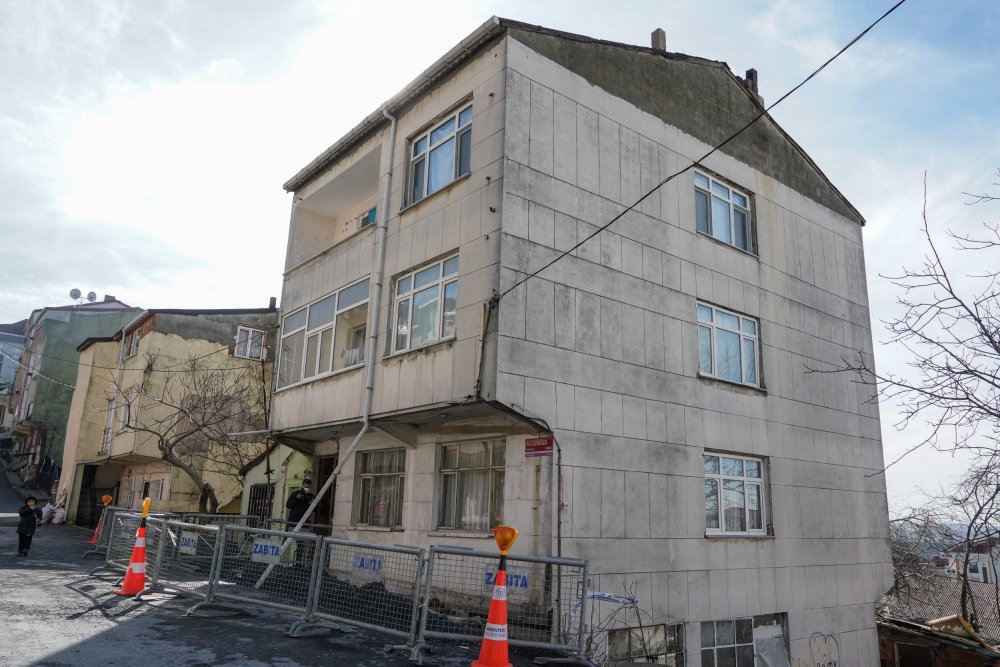 Arnavutköy'de kaldırım çöktü,  bodrum kat ile bitişiğindeki ev tahliye edildi