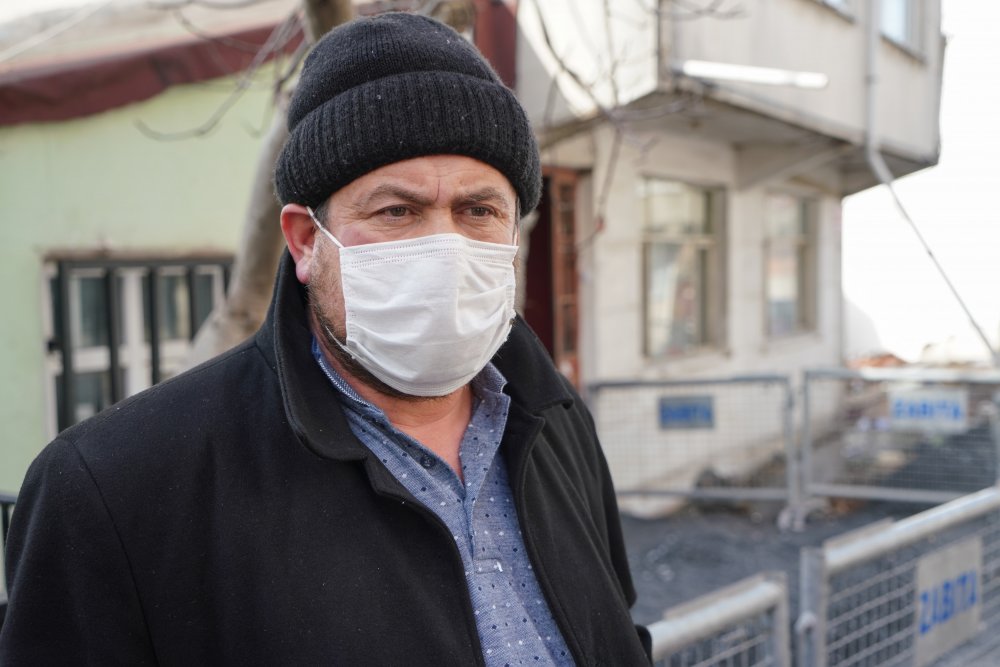 Arnavutköy'de kaldırım çöktü,  bodrum kat ile bitişiğindeki ev tahliye edildi