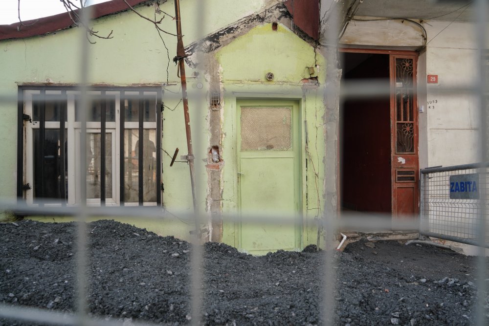 Arnavutköy'de kaldırım çöktü,  bodrum kat ile bitişiğindeki ev tahliye edildi