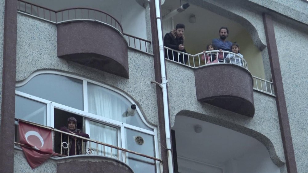 Avcılar'da yangına damacanalı müdahale