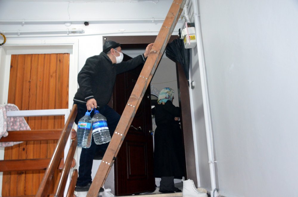 Avcılar'da yangına damacanalı müdahale