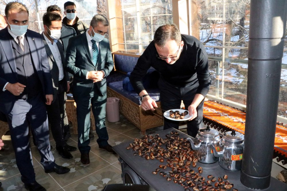 Bakan Kasapoğlu, Vanlı gençlerle şarkı söyledi