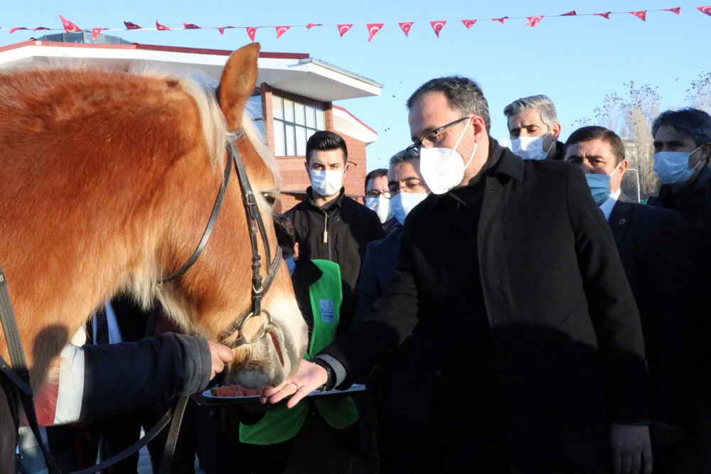 Bakan Kasapoğlu, Vanlı gençlerle şarkı söyledi