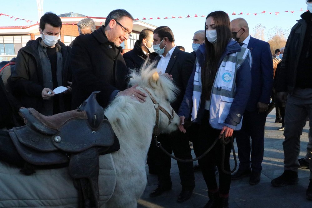Bakan Kasapoğlu, Vanlı gençlerle şarkı söyledi