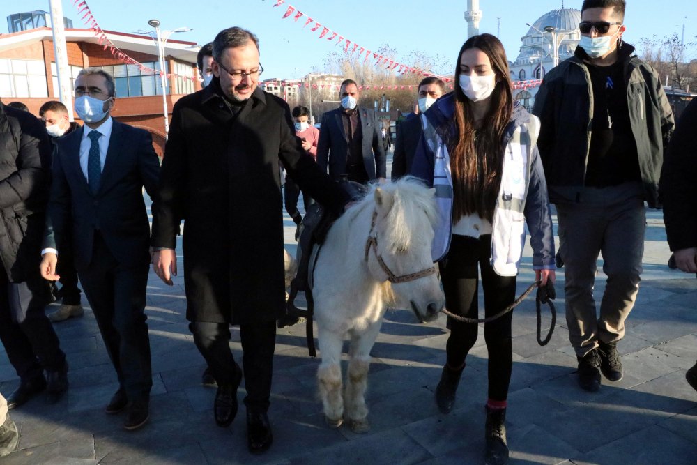 Bakan Kasapoğlu, Vanlı gençlerle şarkı söyledi