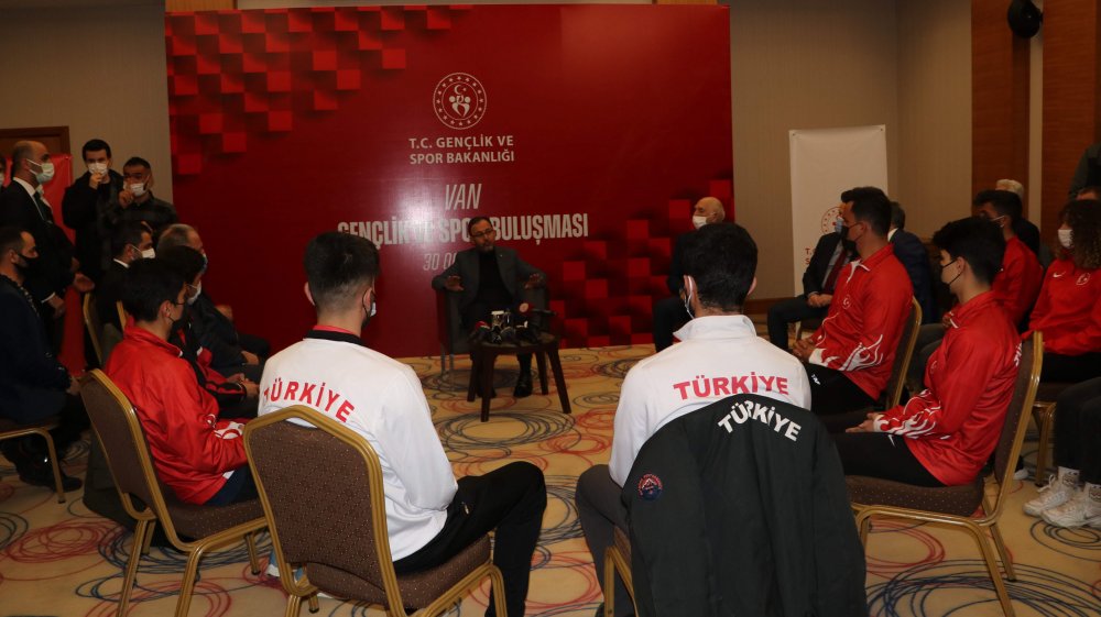 Bakan Kasapoğlu, Vanlı gençlerle şarkı söyledi
