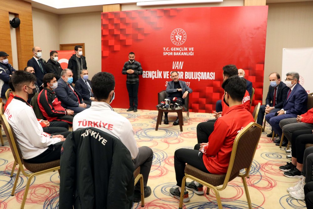 Bakan Kasapoğlu, Vanlı gençlerle şarkı söyledi